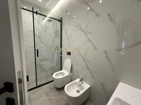 Tirane, jepet me qera apartament 3+1 Kati 1, 139 m² 1.500 € (Rose Garden)