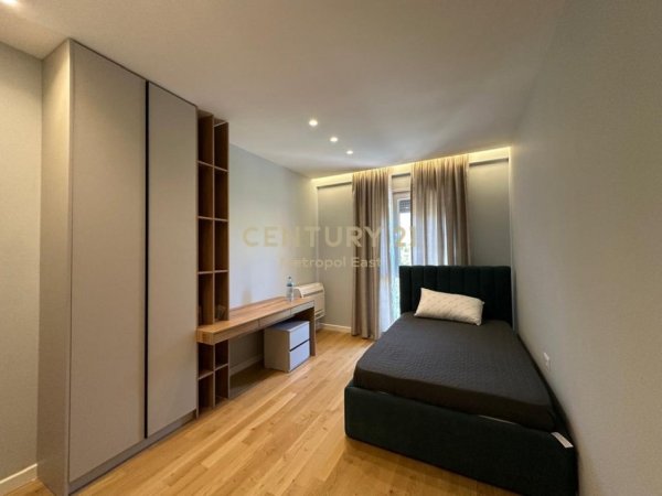 Tirane, jepet me qera apartament 3+1 Kati 1, 139 m² 1.500 € (Rose Garden)