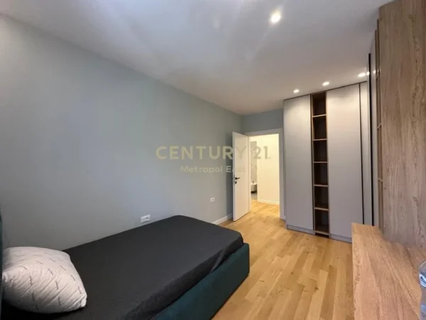 Tirane, jepet me qera apartament 3+1 Kati 1, 139 m² 1.500 € (Rose Garden)