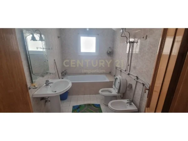 Tirane, jepet me qera apartament 2+1 Kati 7, 123 m² 600 € (Laprake)