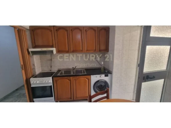 Tirane, jepet me qera apartament 2+1 Kati 7, 123 m² 600 € (Laprake)