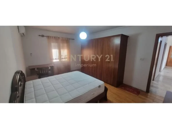 Tirane, jepet me qera apartament 2+1 Kati 7, 123 m² 600 € (Laprake)