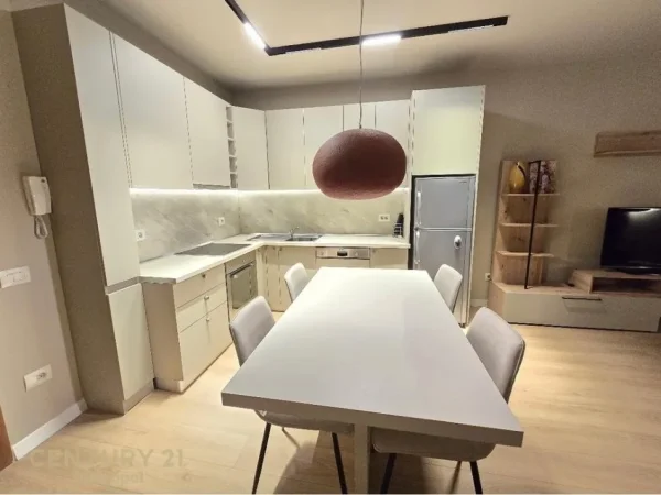 Tirane, jepet me qera apartament 1+1 Kati 4, 70 m² 750 € (Qender)