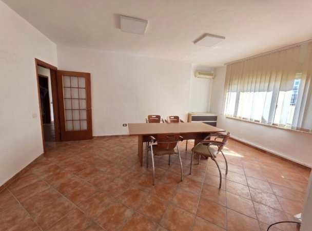 Tirane, jepet me qera ambjent biznesi , 650 € 
