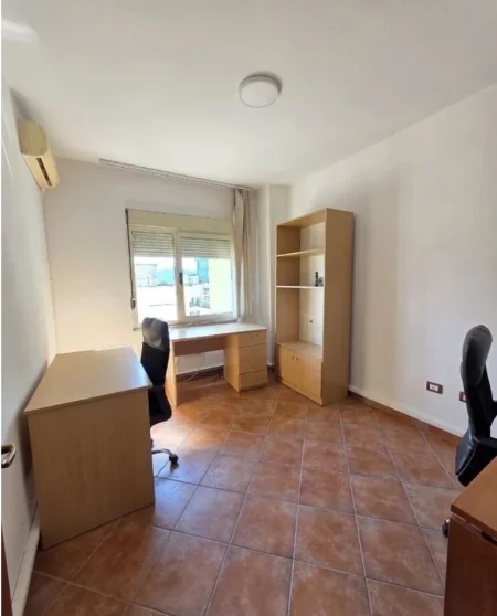 Tirane, jepet me qera ambjent biznesi , 650 € 