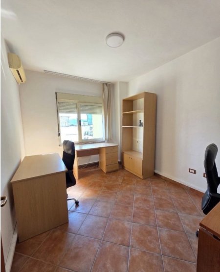Tirane, jepet me qera ambjent biznesi , 650 € 