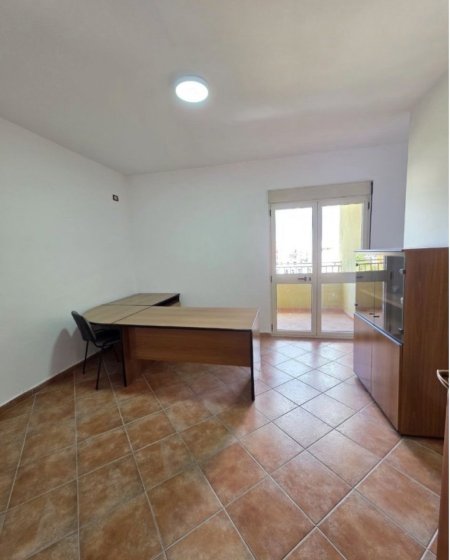 Tirane, jepet me qera ambjent biznesi , 650 € 