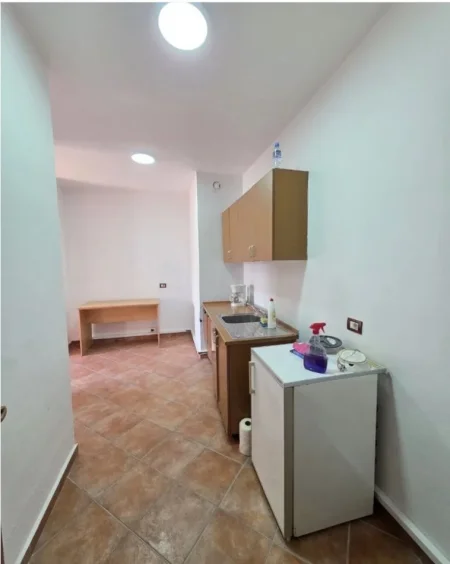 Tirane, jepet me qera ambjent biznesi , 650 € 