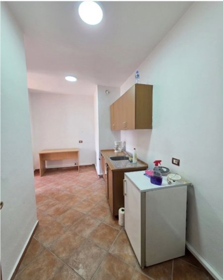 Tirane, jepet me qera ambjent biznesi , 650 € 