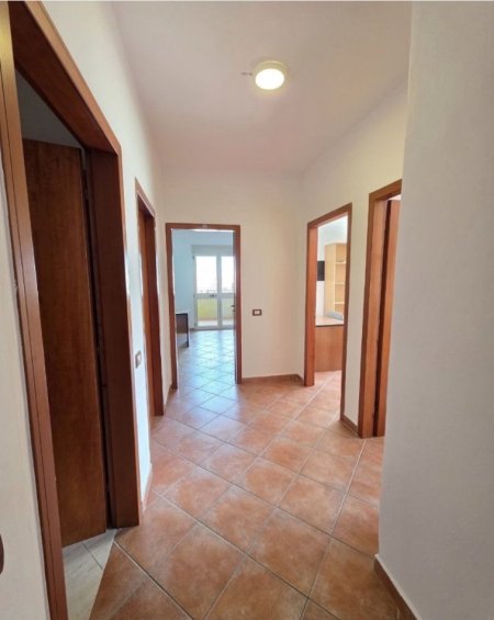 Tirane, jepet me qera ambjent biznesi , 650 € 