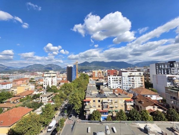 Tirane, jepet me qera ambjent biznesi , 650 € 