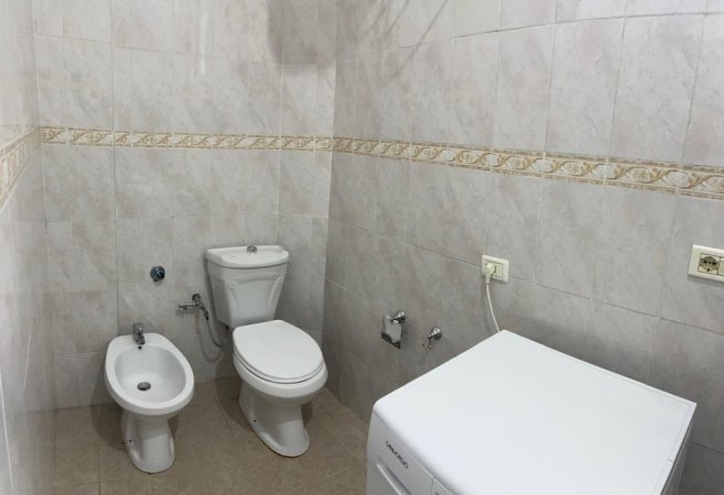 Tirane, jepet me qera Vile 1+1 Kati 2, 65 m² 500 € (Pranë Gjimnazit Partizani, Tiranë)