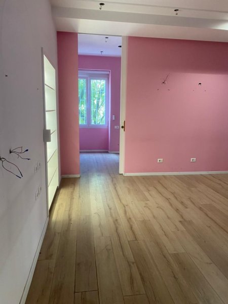 Tirane, jepet me qera ambjent biznesi Kati 2, 110 m² 1.500 € (Stadiumi Dinamo)