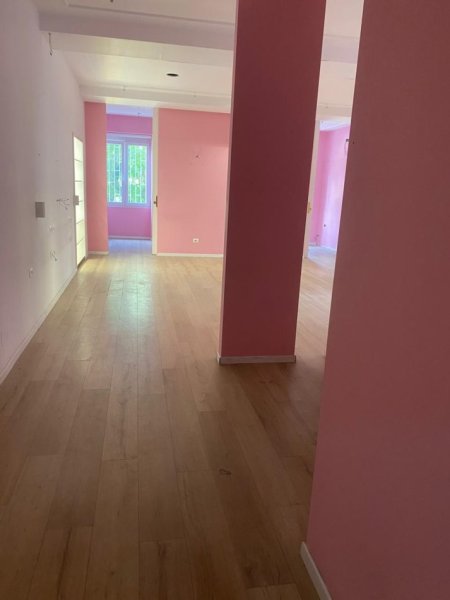 Tirane, jepet me qera ambjent biznesi Kati 2, 110 m² 1.500 € (Stadiumi Dinamo)