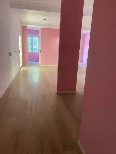 Tirane, jepet me qera ambjent biznesi 1000  € (Stadiumi Dinamo)