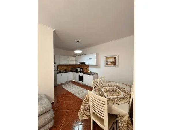 Tirane, jepet me qera apartament 2+1 Kati 2, 69 m² 550 € (Xhamllik)