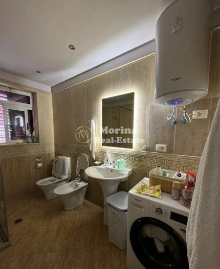 Tirane, shitet apartament 3+1+Ballkon Kati 2, 200 m² 250.000 € (Xhamlliku)