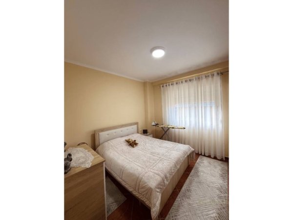 Tirane, jepet me qera apartament 2+1 Kati 2, 80 m² 550 € (XHAMLLIKU)