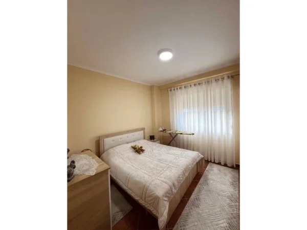 Tirane, jepet me qera apartament 2+1 Kati 2, 80 m² 550 € (XHAMLLIKU)