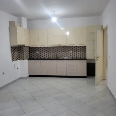 Tirane, jepet me qera apartament 2+1+Ballkon Kati 2, 95 m² 700 € (tek Don Bosko, perballe karburant Mend.)