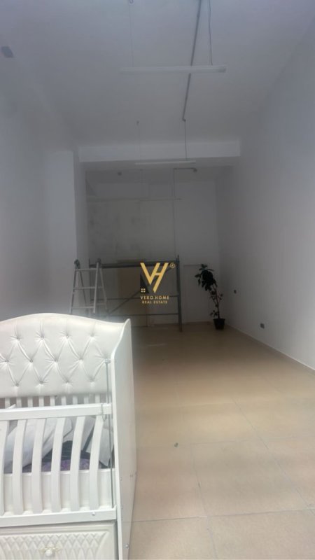 Tirane, jepet me qera dyqan Kati 0, 50 m² 450 € (ASTIR)
