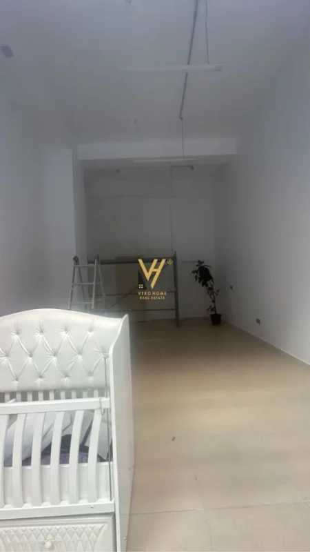 Tirane, jepet me qera dyqan Kati 0, 50 m² 450 € (ASTIR)