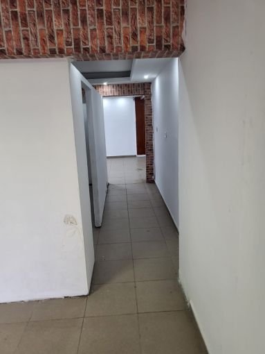 Tirane, jepet me qera ambjent biznesi Kati 0, 85 m² 450 € (tek Komuna e Parisit, rruga Jusuf Vrioni.)