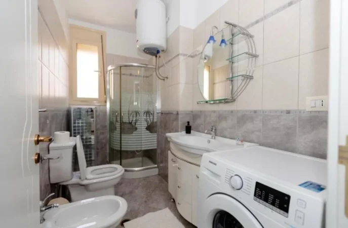 Vlore, jepet me qera apartament 2+1+Ballkon Kati 5, 104 m² 800 € (Lungomare)