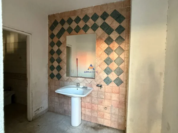 Tirane, jepet me qera ambjent biznesi Kati 2, 3.000 m² 13.000 € (Autostrada Tirane-Durres)