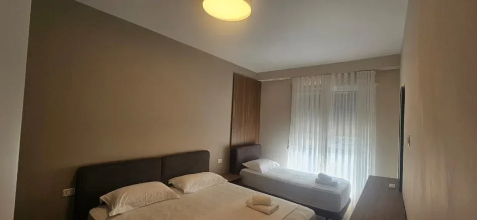 Vlore, jepet me qera apartament 1+1+Ballkon Kati 3, 57 m² 600 € (Lungomare)