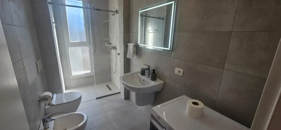 Vlore, jepet me qera apartament 1+1+Ballkon Kati 3, 57 m² 600 € (Lungomare)