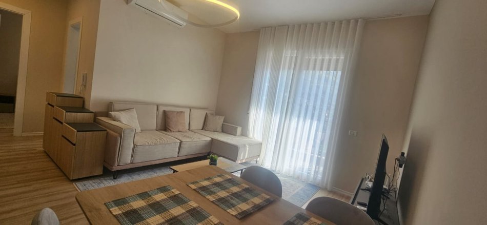 Vlore, jepet me qera apartament 1+1+Ballkon Kati 3, 57 m² 600 € (Lungomare)