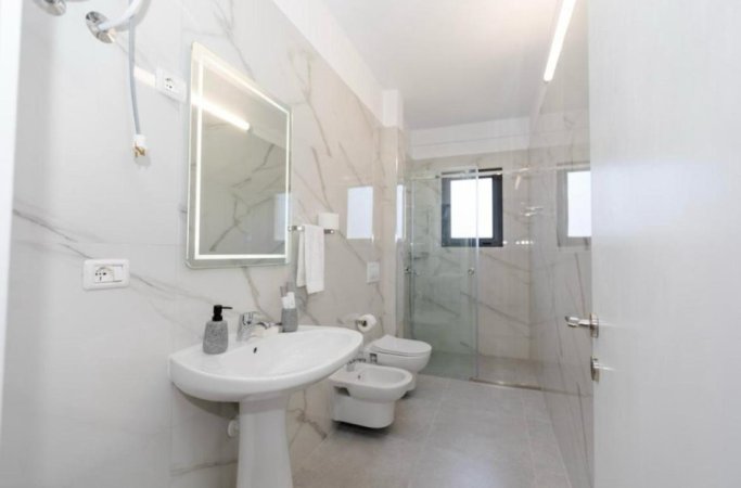 Vlore, jepet me qera apartament 2+1+Ballkon , 82 m² 550 € (Shkolla Muzikes)