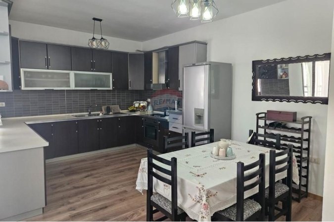 Tirane, jepet me qera apartament 2+1 Kati 2, 600 € (Elenora)