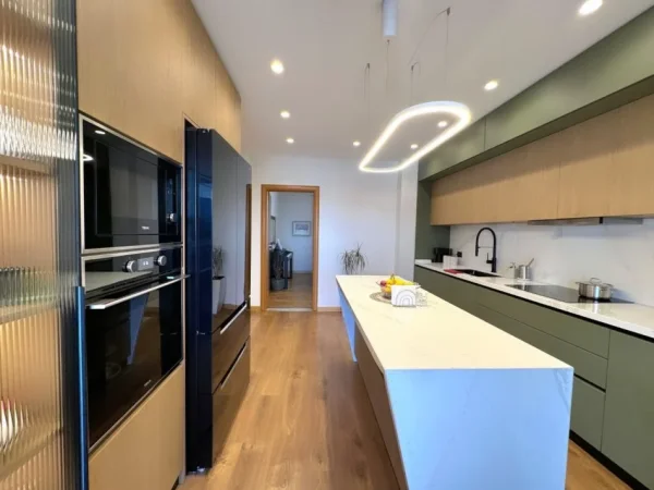 Tirane, shitet apartament 3+1 , 165 m² 239.000 € (prane Concord Center)