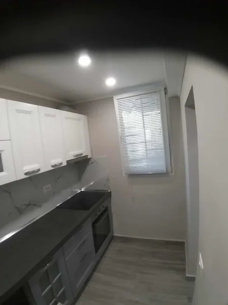 Tirane, shitet apartament 2+1+Ballkon Kati 1, 159.999 € (Rruga Kol Popa prane fushave Ali Demi)