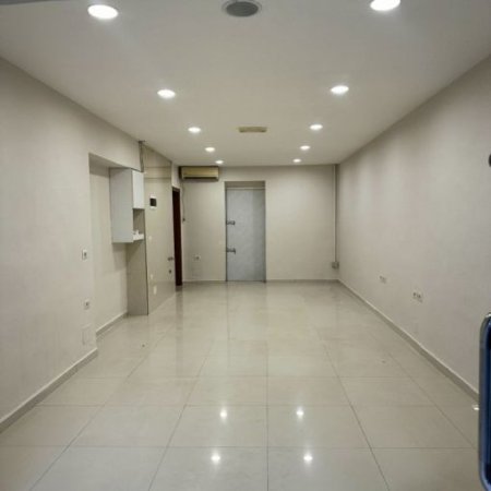 Tirane, jepet me qera ambjent biznesi Kati 0, 40 m² 500 € (Brryli)
