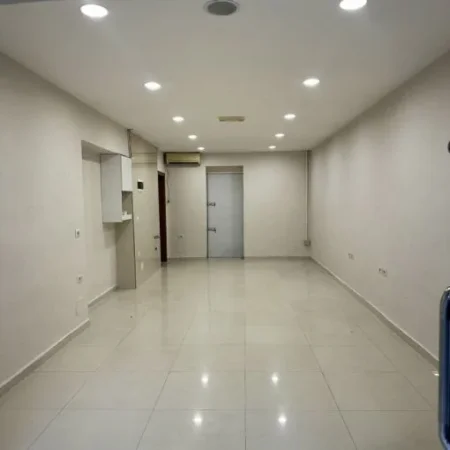 Tirane, jepet me qera dyqan Kati 0, 40 m² 500 € (Ali Demi)