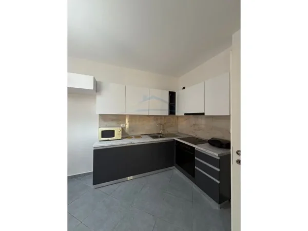 Tirane, jepet me qera apartament 1+1+Ballkon Kati 4, 115 m² 600 € 