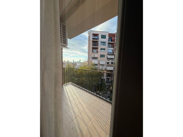 Tirane, jepet me qera apartament 1+1+Ballkon Kati 4, 115 m² 600 € 