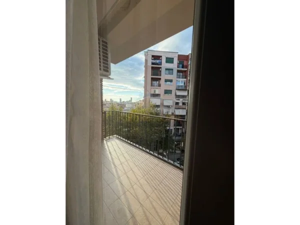 Tirane, jepet me qera apartament 1+1+Ballkon Kati 4, 115 m² 600 € 