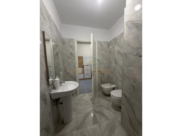 Tirane, jepet me qera apartament 1+1+Ballkon Kati 4, 115 m² 600 € 