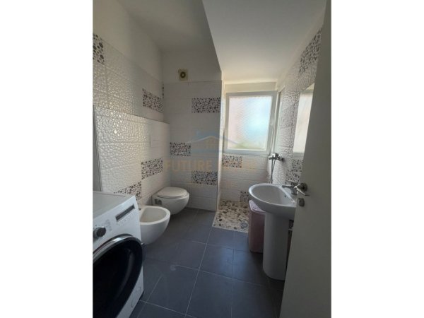 Tirane, jepet me qera apartament 1+1+Ballkon Kati 4, 115 m² 600 € 