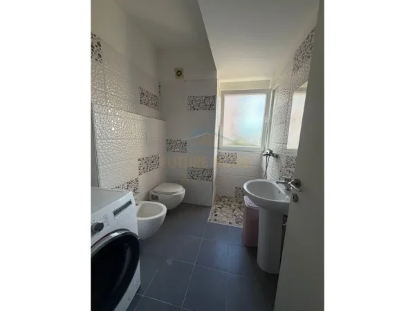 Tirane, jepet me qera apartament 1+1+Ballkon Kati 4, 115 m² 600 € 