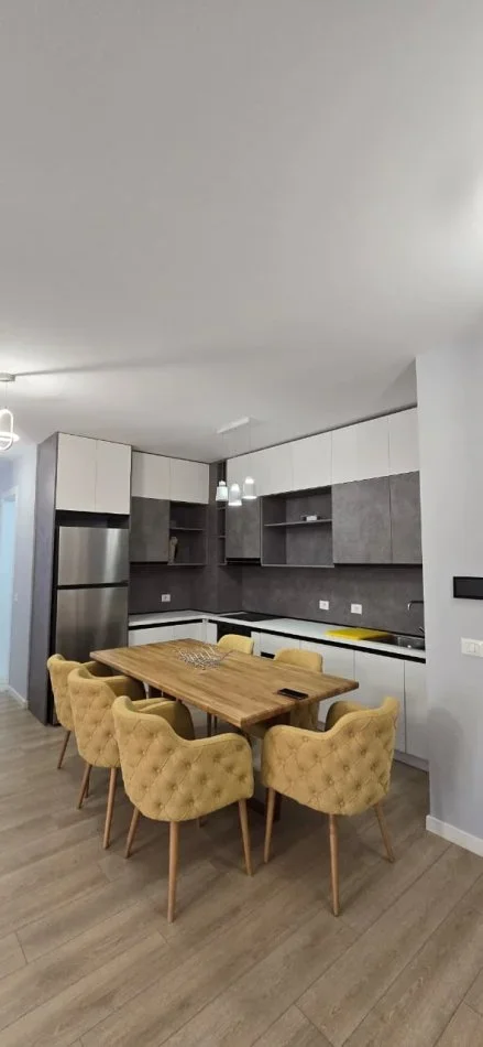 Tirane, jepet me qera apartament 2+1 Kati 4, 1.200 € (ish parku)