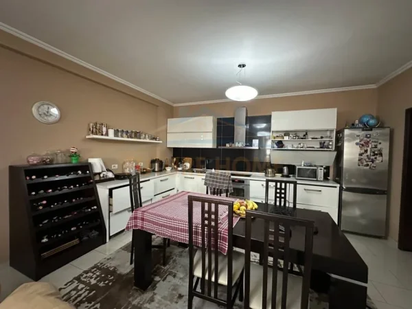 Tirane, shitet apartament Kati 2, 160 m² 190.000 € (UNAZA E RE)