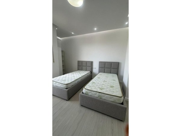 Tirane, jepet me qera apartament 2+1+Aneks+Ballkon Kati 5, 113 m² 600 € (Astir)