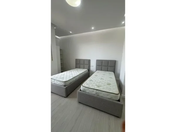 Tirane, jepet me qera apartament 2+1+Aneks+Ballkon Kati 5, 113 m² 600 € (Astir)