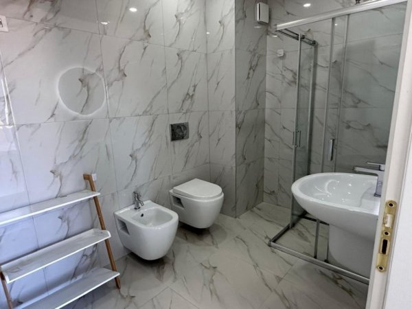 Tirane, jepet me qera apartament 2+1+Aneks+Ballkon Kati 5, 113 m² 600 € (Astir)