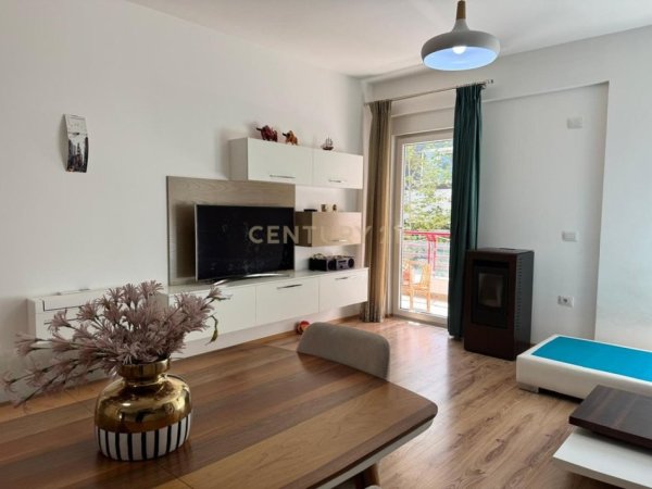 Tirane, jepet me qera apartament 2+1+Aneks+Ballkon Kati 2, 103 m² 750 € (Liqeni i thate)